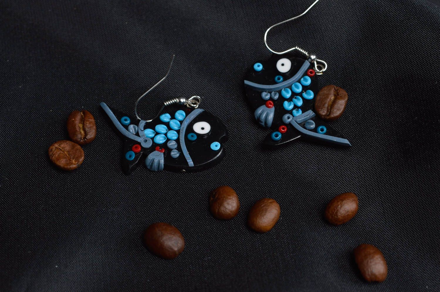 Handgemachte stilvolle Polymerton Ohrringe Fische in Schwarz und Blau für Damen foto 1