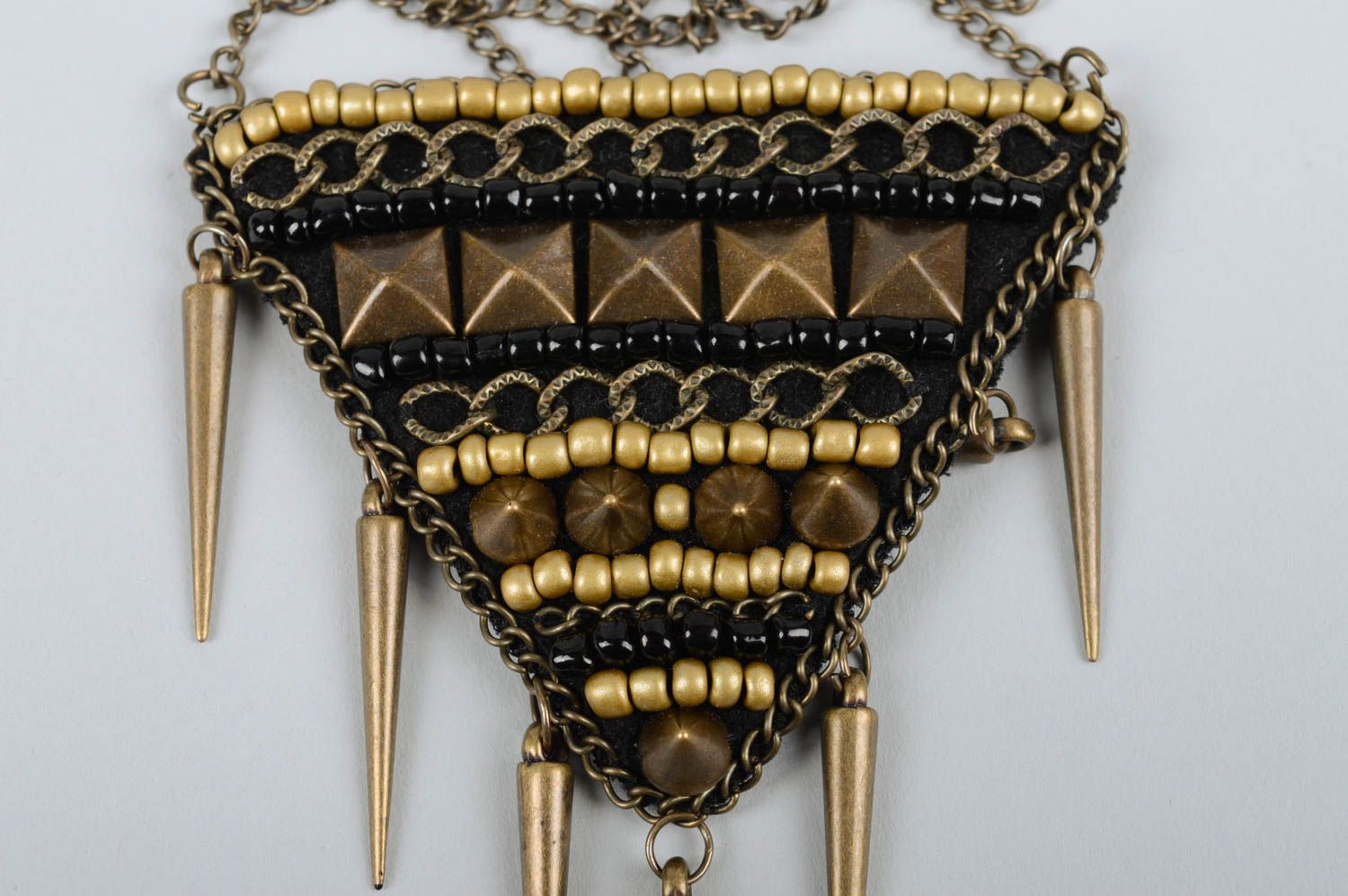 Pendentif triangle Bijou fait main en perles de rocaille sur chaîne Cadeau femme photo 4