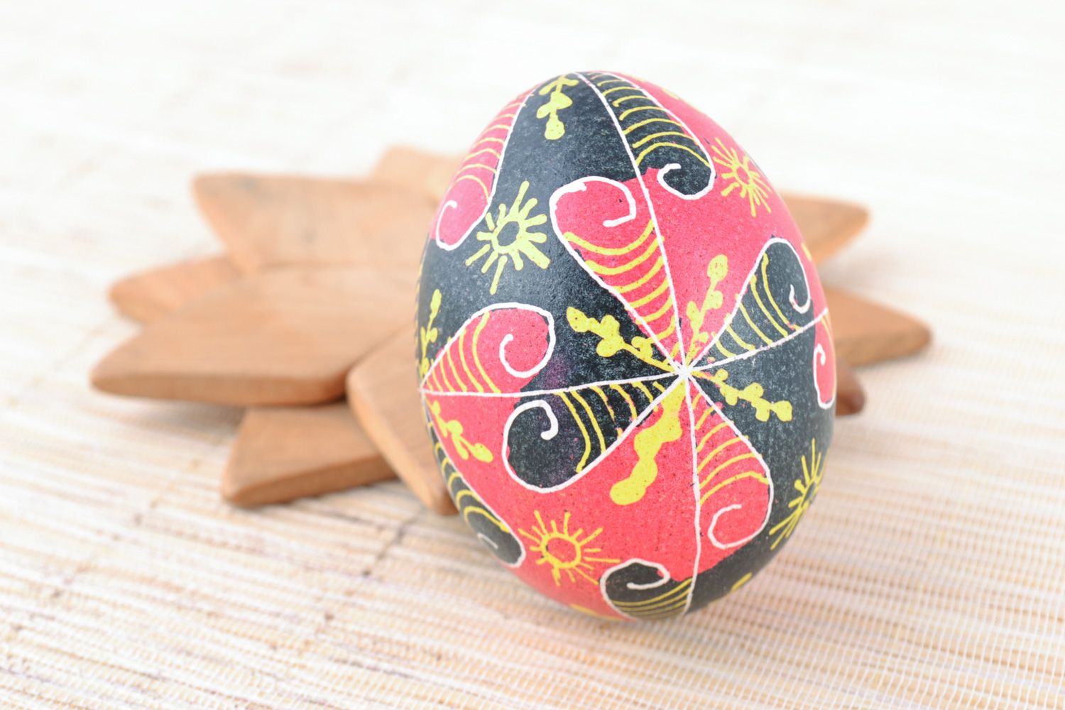 Oeuf de Pâques peint fait main pysanka aux couleurs acryliques décoration photo 1