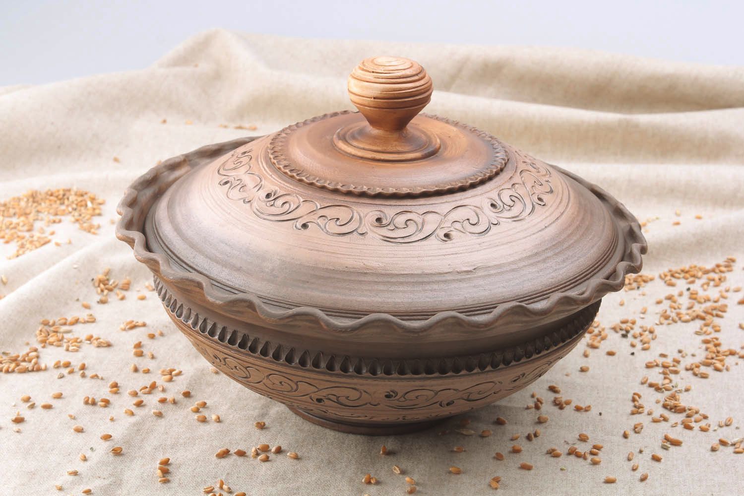 Ceramic pot with a lid photo 1