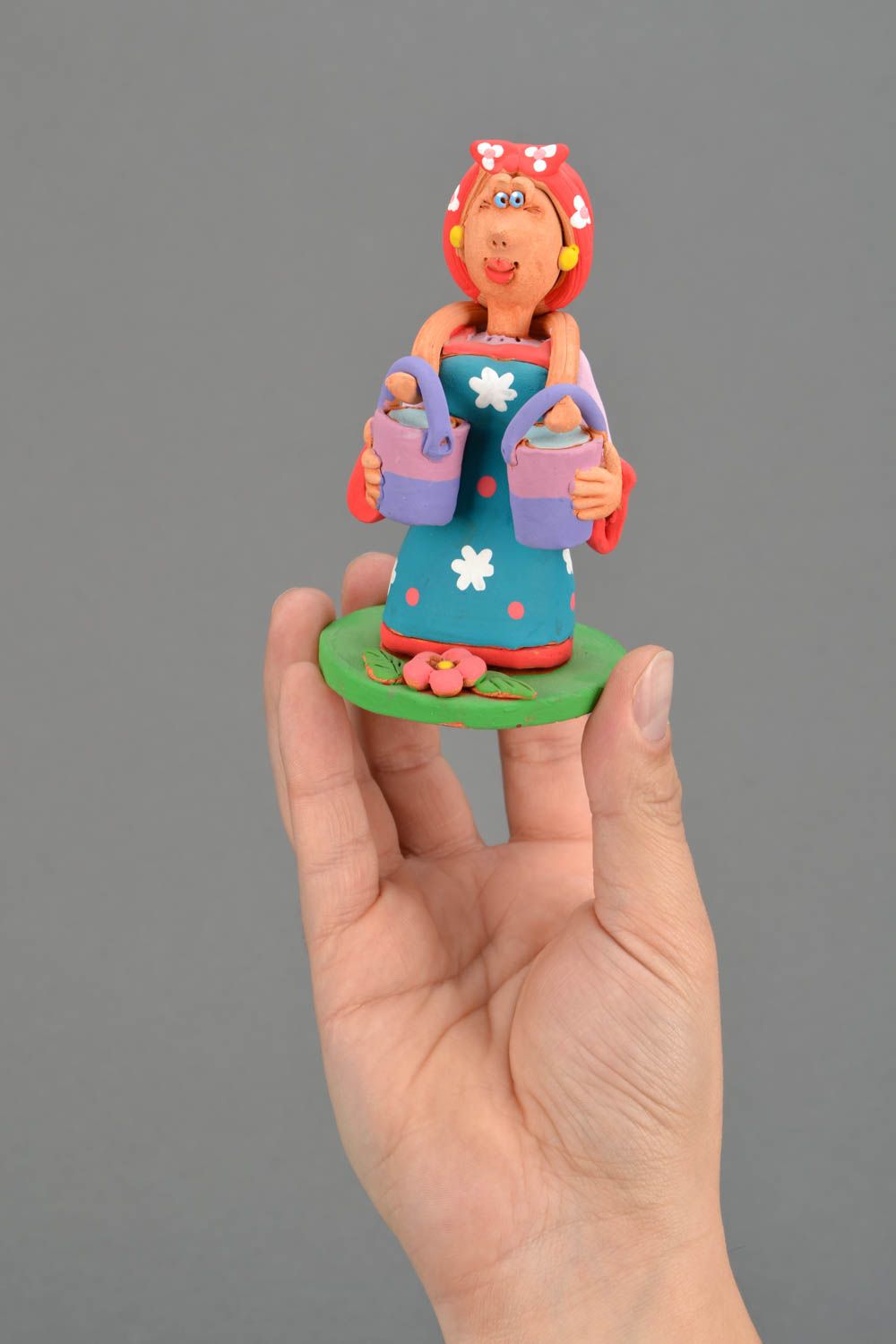 Handmade Statuette aus Ton Grelle Frau mit Tragjoch foto 2