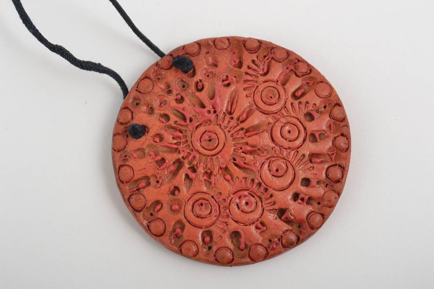 Глиняный кулон украшения ручной работы круглый кулон на шею коричневый фото 2