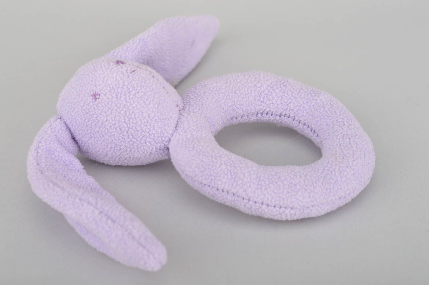 Doudou lièvre mauve fait main en tissu polaire avec anneau jouet pour bébés photo 2