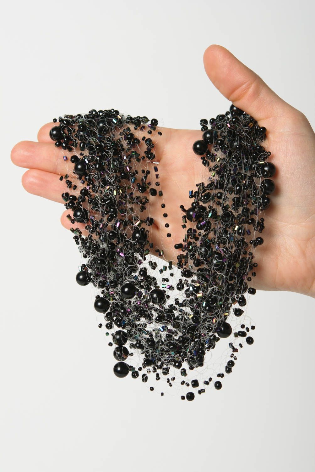 Collier en perles de rocaille léger avec perles fantaisie noires fait main photo 3