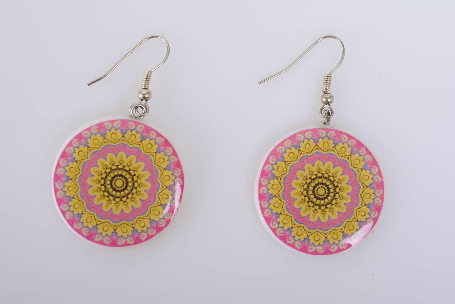 Boucles d'oreilles en pâte polymère rondes en rose et jaune faites main photo 5