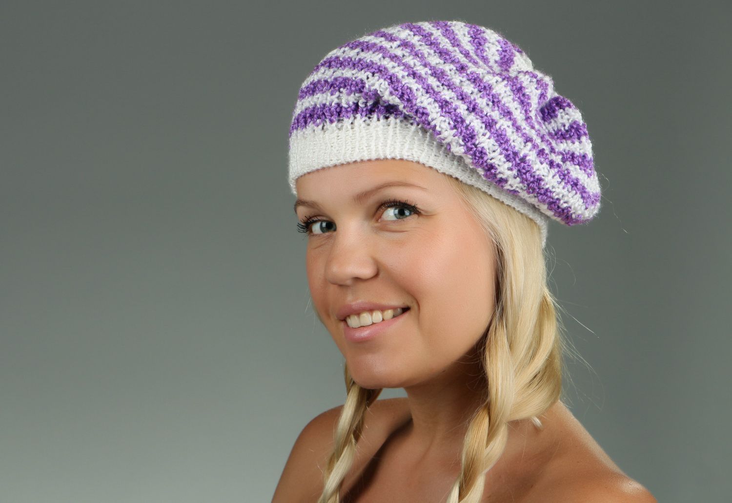 Bonnet de femme tricoté avec des aiguilles photo 2