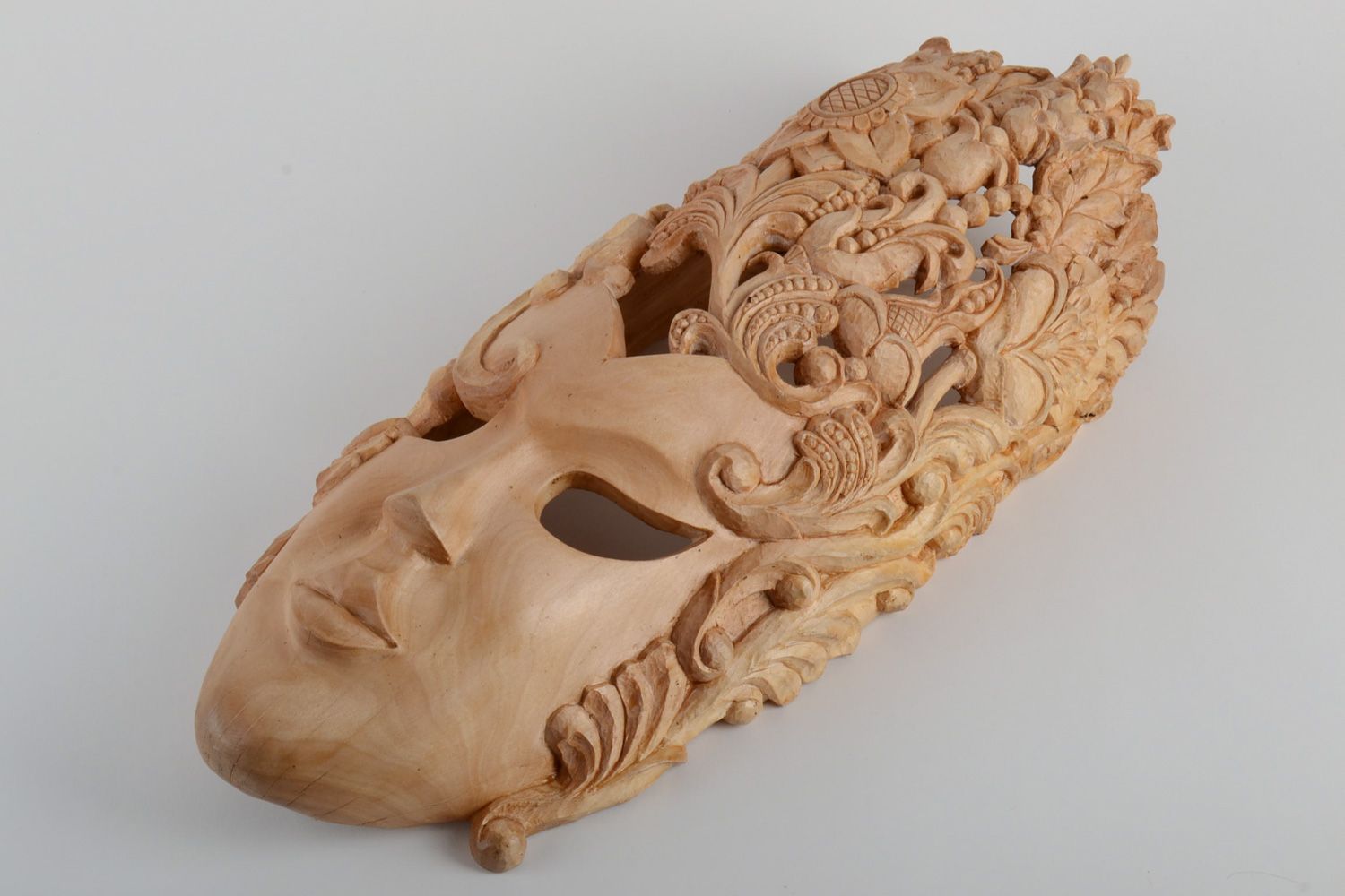 Handgemachte Maske aus Holz mit Schnitzerei an Wand für Interieurdekorierung  foto 2