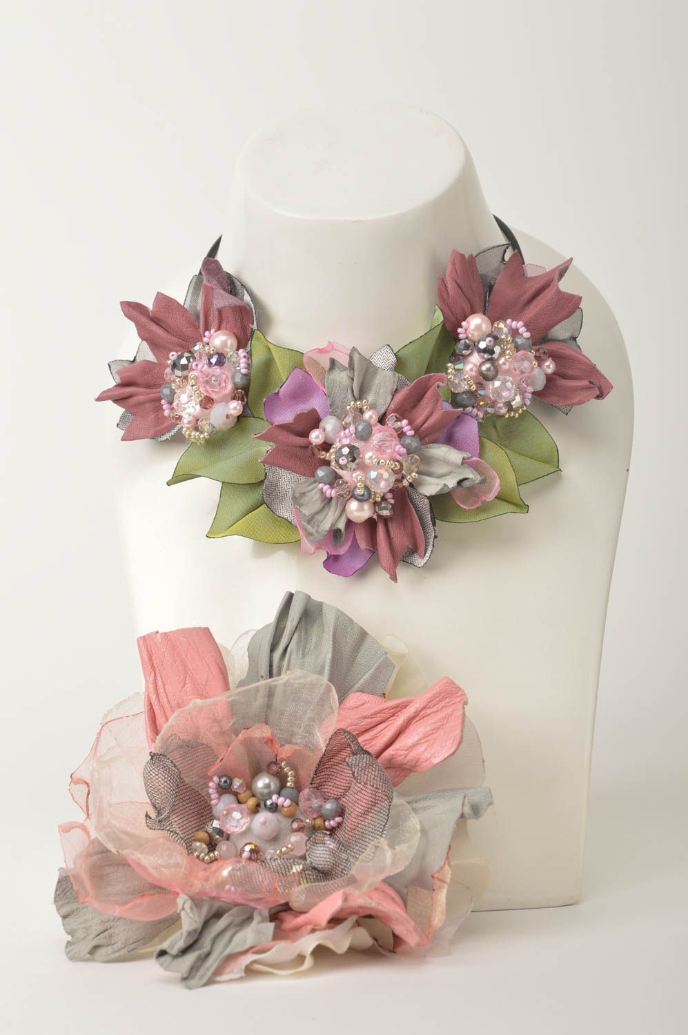 Leder Schmucke handmade Mode Accessoires Damen Collier Blumen Brosche grau rosa foto 1