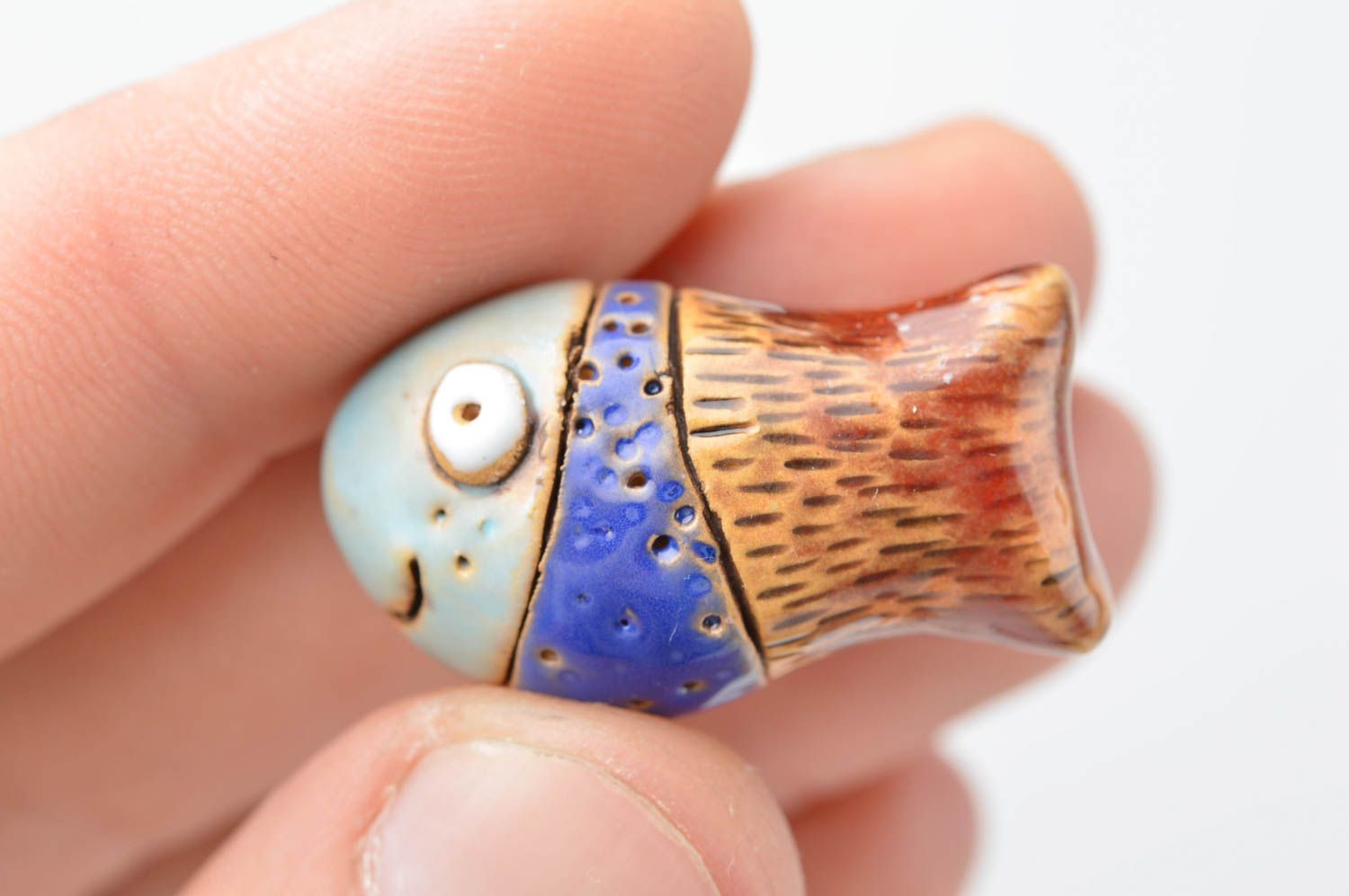 Брошь ручной работы брошка керамическая дизайнерское украшение рыбка цветная фото 5