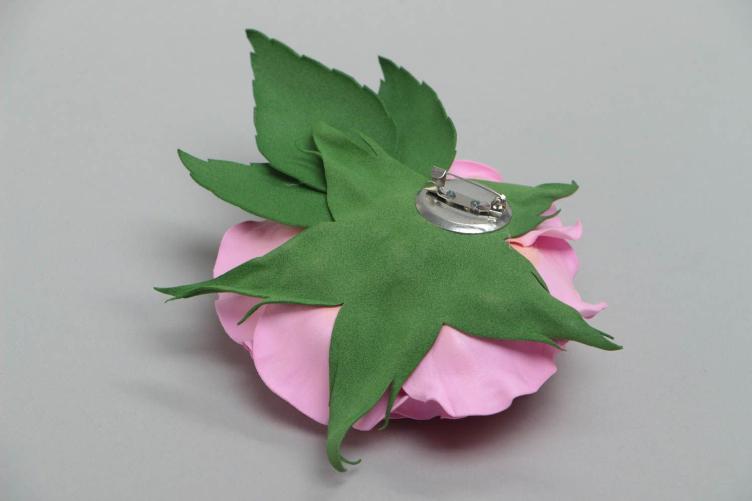 Broche artesanal de foamiran con forma de rosa rosada vaporosa foto 4