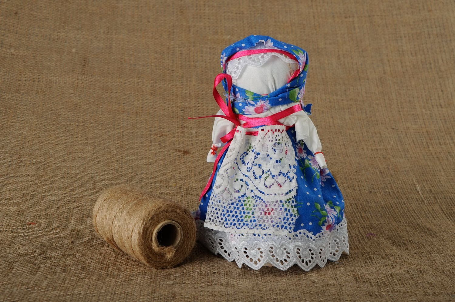 Bambola etnica di stoffa fatta a mano amuleto talismano giocattolo slavo bello foto 1