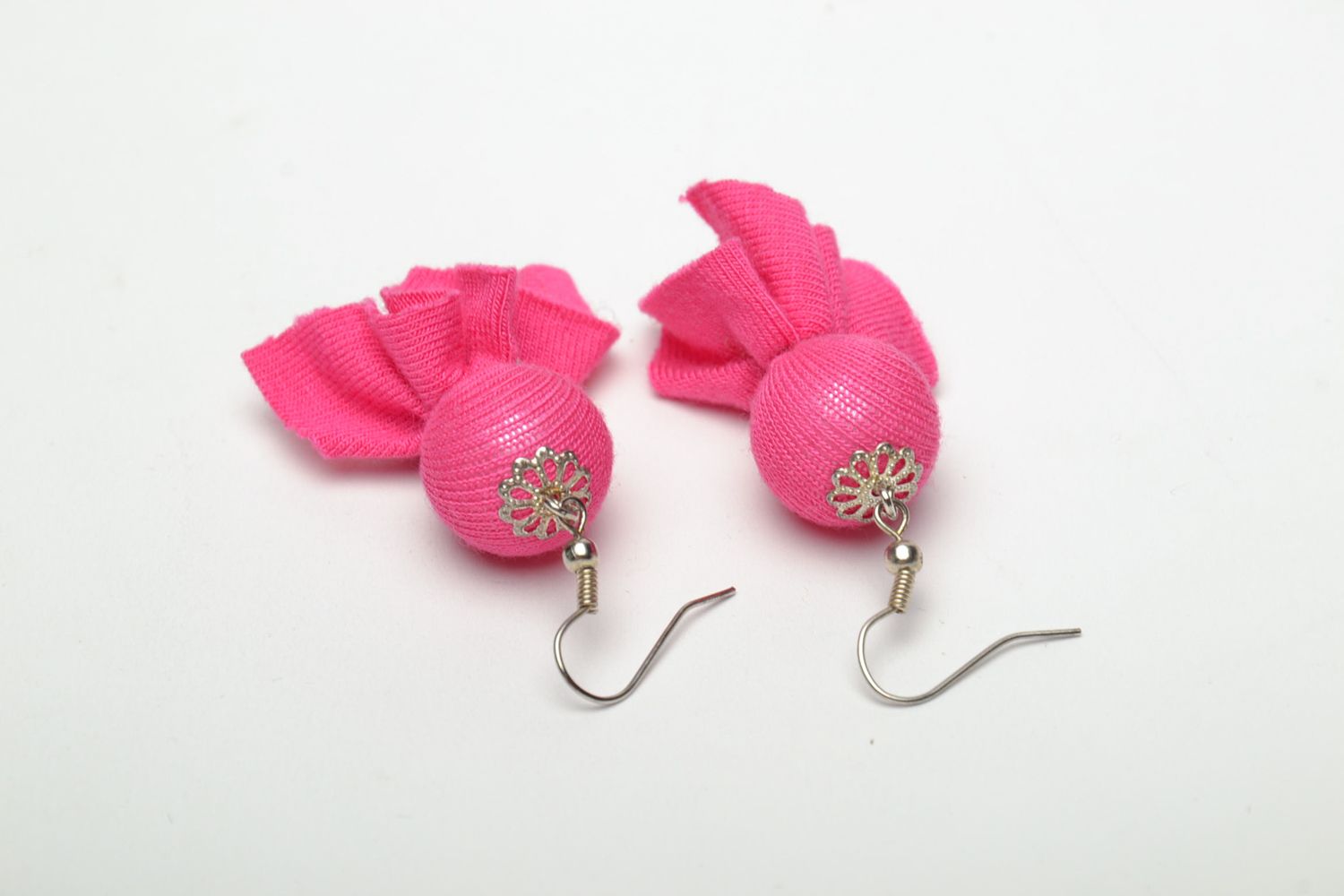 Boucles d'oreilles roses en perles fantaisie recouvertes de tissu  photo 5
