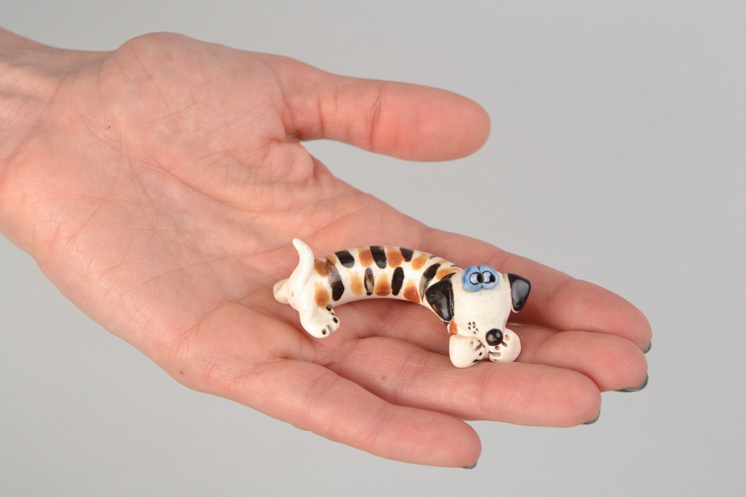 Figura de cerámica en miniatura hecha a mano para decoración perro salchicha foto 2