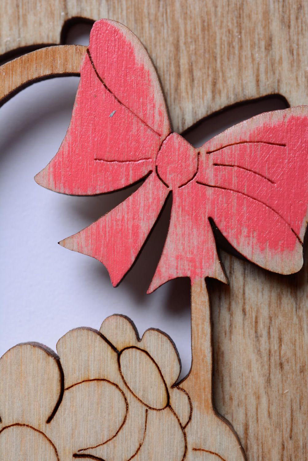 Belle carte de voeux en bois faite main décorée d'image de panier de fleurs photo 2