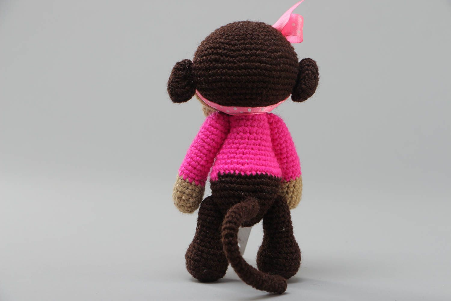 Jouet mou singe tricoté au crochet en fils acryliques fait main avec noeud photo 4