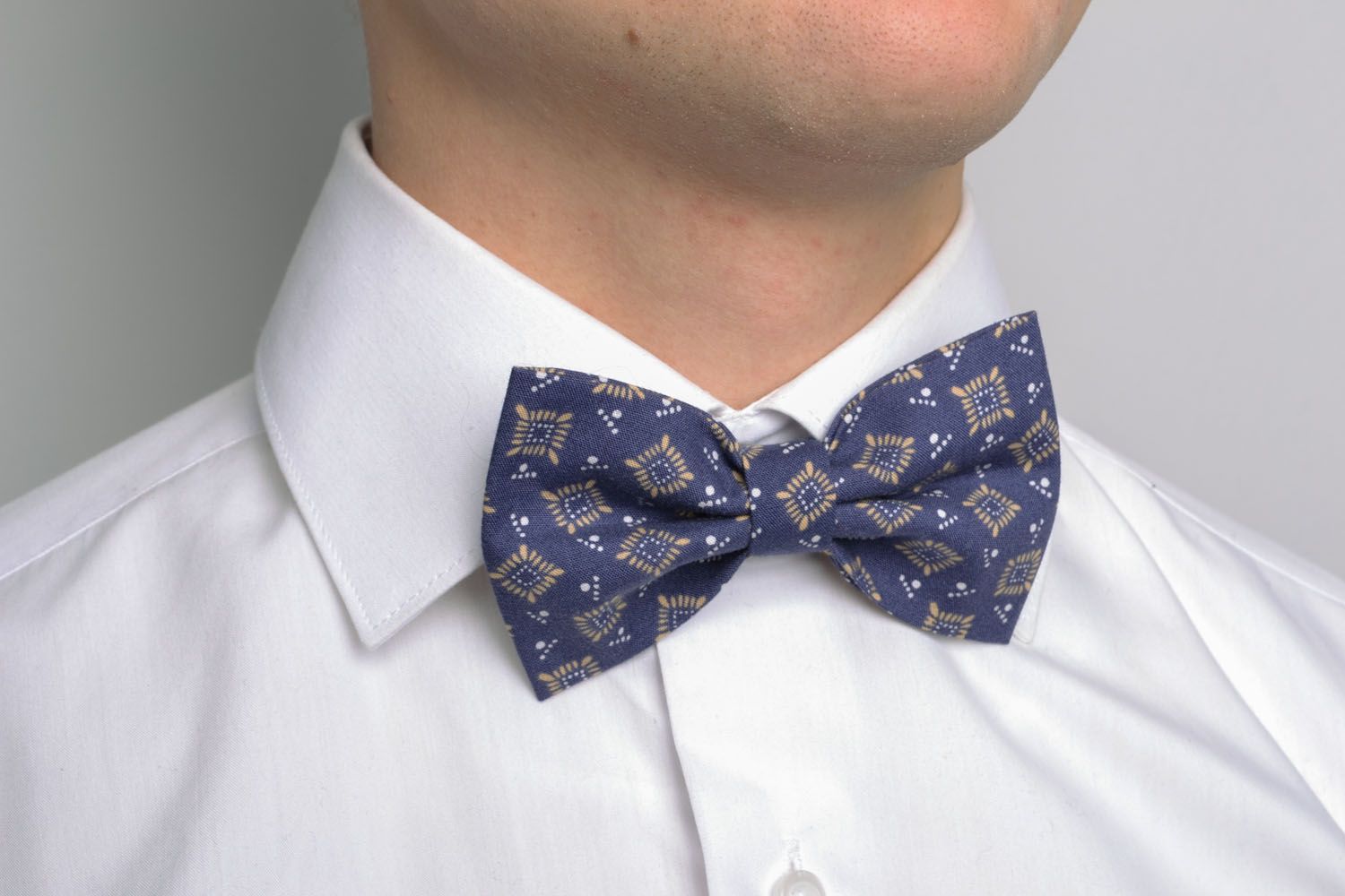 Bow tie with print photo 1