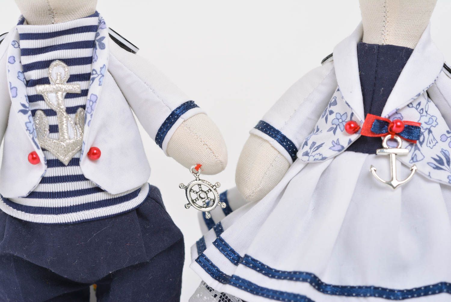 Deux poupées en tissu faites main originales décoratives Hase et Lièvre marins photo 3