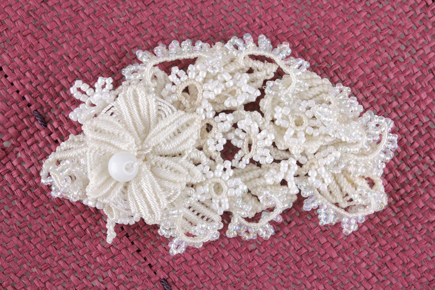 Broche artesanal em técnica macramê em forma uma flor branca  foto 1