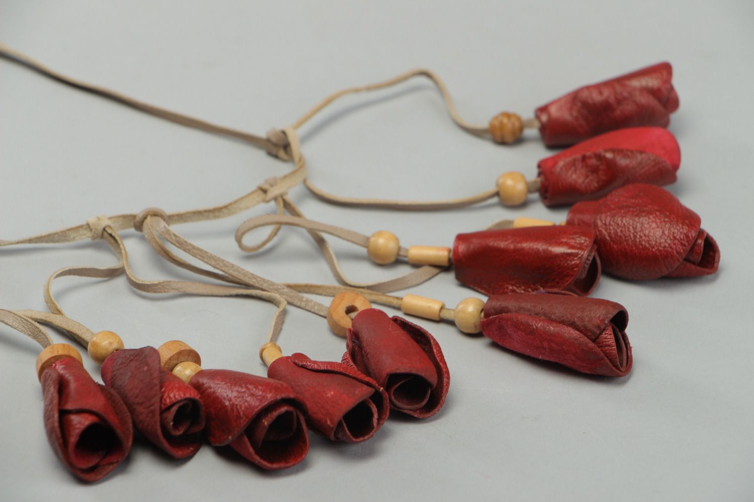 Collier en cuir et bois fait main écologique original rouge cadeau pour femme photo 2