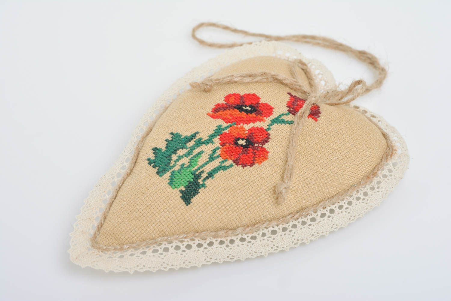 Colgante decorativo artesanal corazón de tela bordado con flores de amapolas foto 1