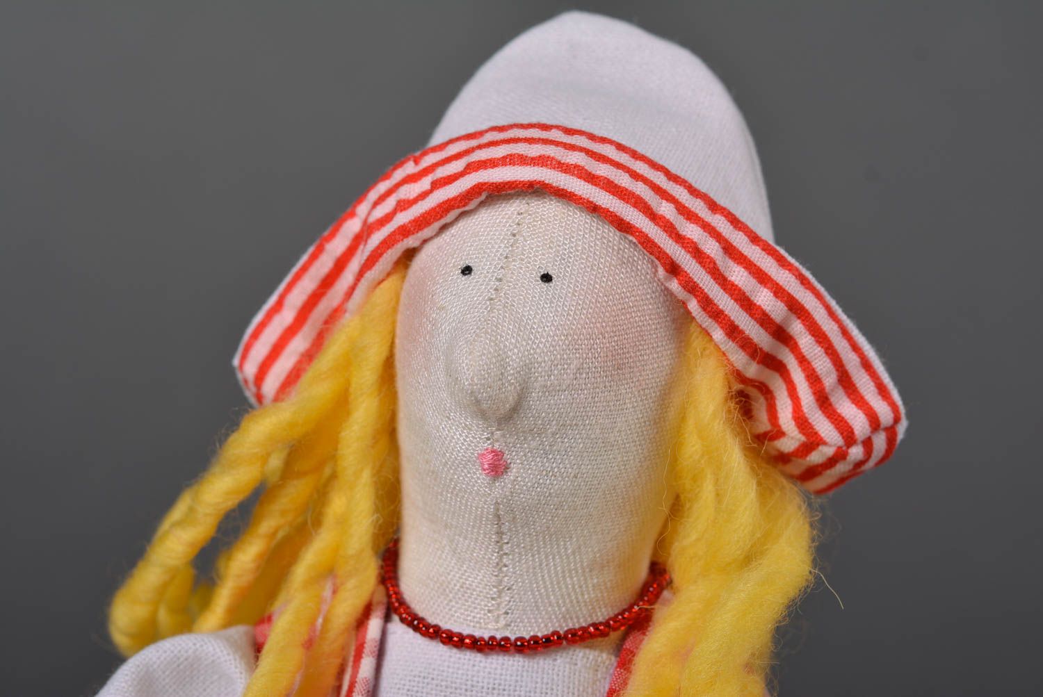 Bambola bella in stoffa fatta a mano pupazzo tessile originale con cuore foto 2
