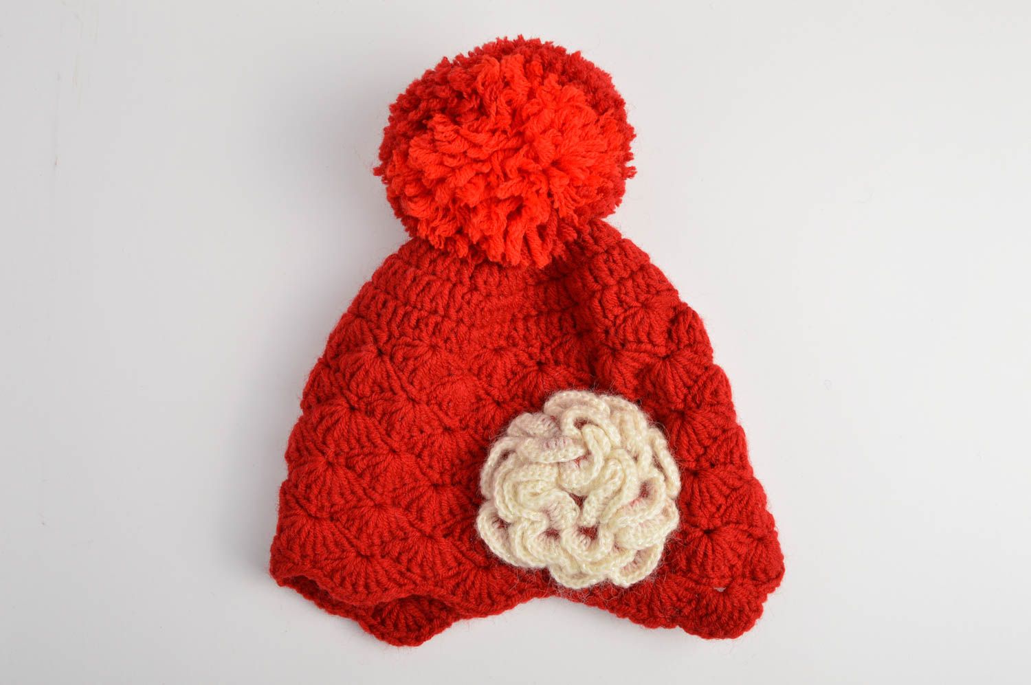 Handmade gehäkelte Kindermütze modisches Accessoire Winter Mütze rot für Mädchen foto 3