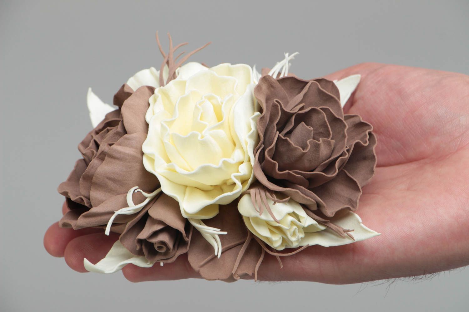 Große weiß braune Blumen Haarspange aus Foamiran schön künstlerische Handarbeit foto 5