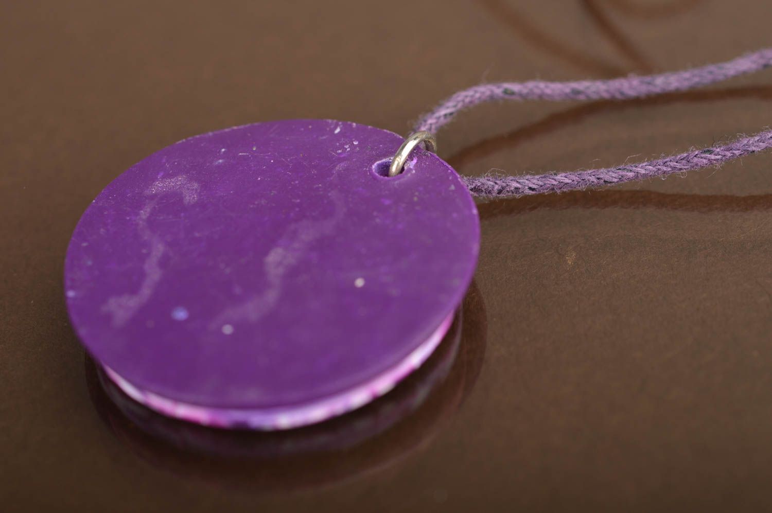 Colgante redondo de arcilla polimérica hermoso hecho a mano violeta en cordón foto 4
