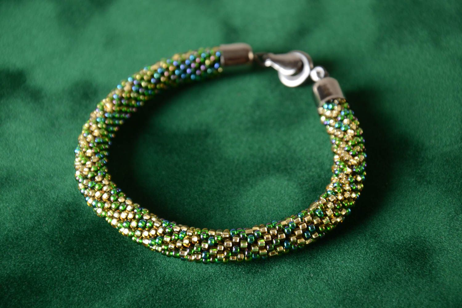 Bracelet en perles de rocaille Bijou fait main vert au crochet Cadeau pour femme photo 1