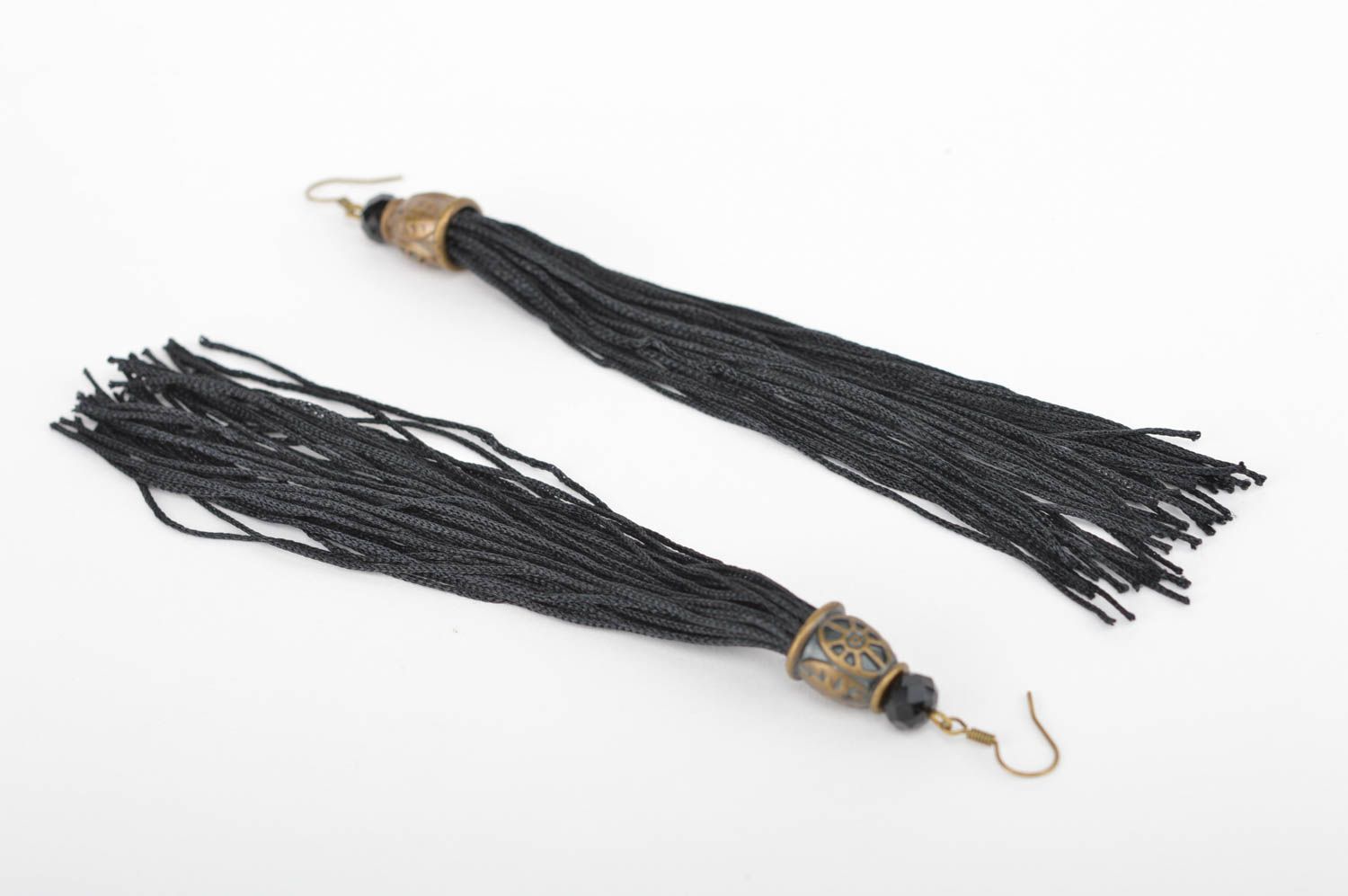 Длинные черные серьги с кисточками из шнуров красивые аксессуар ручной работы фото 3