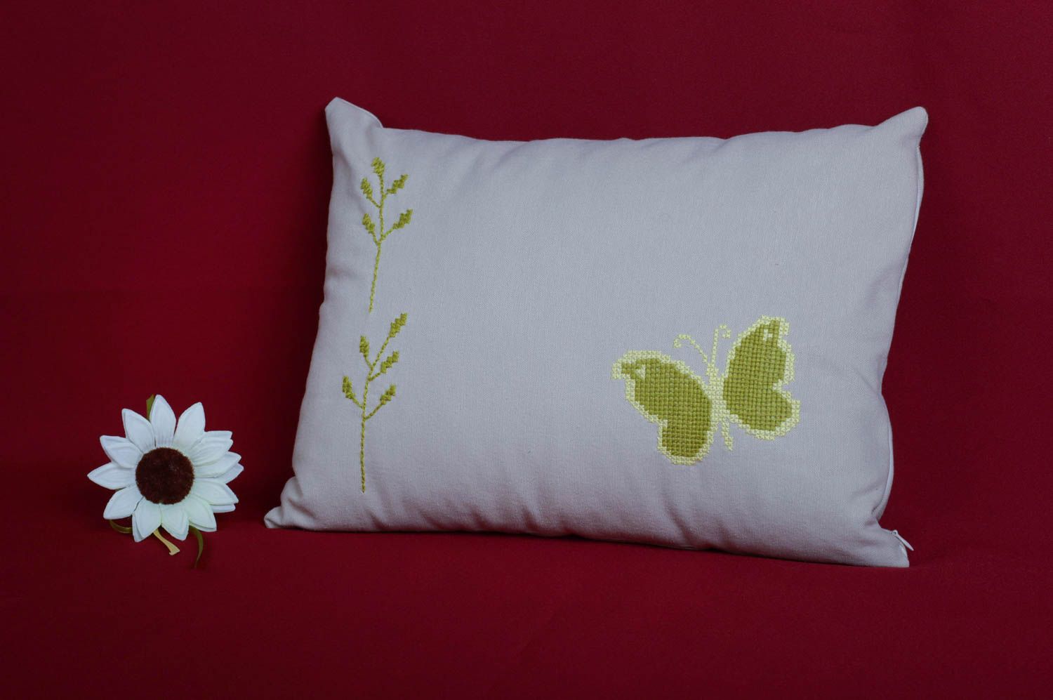 Подушка на диван ручной работы декоративная подушка белая вышитая подушка фото 1