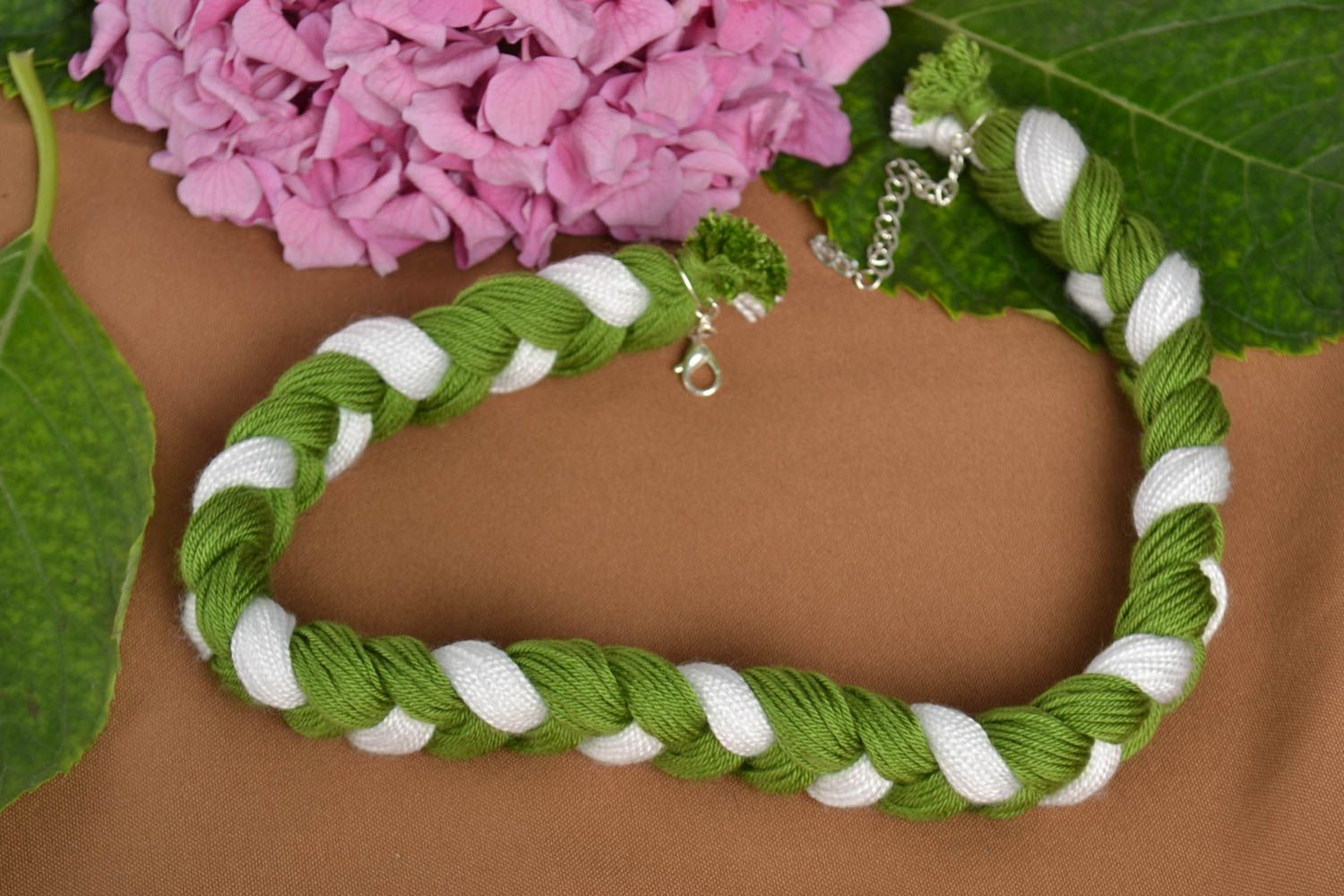 Колье коса ручной работы крупное колье украшение на шею зеленое с белым  фото 1