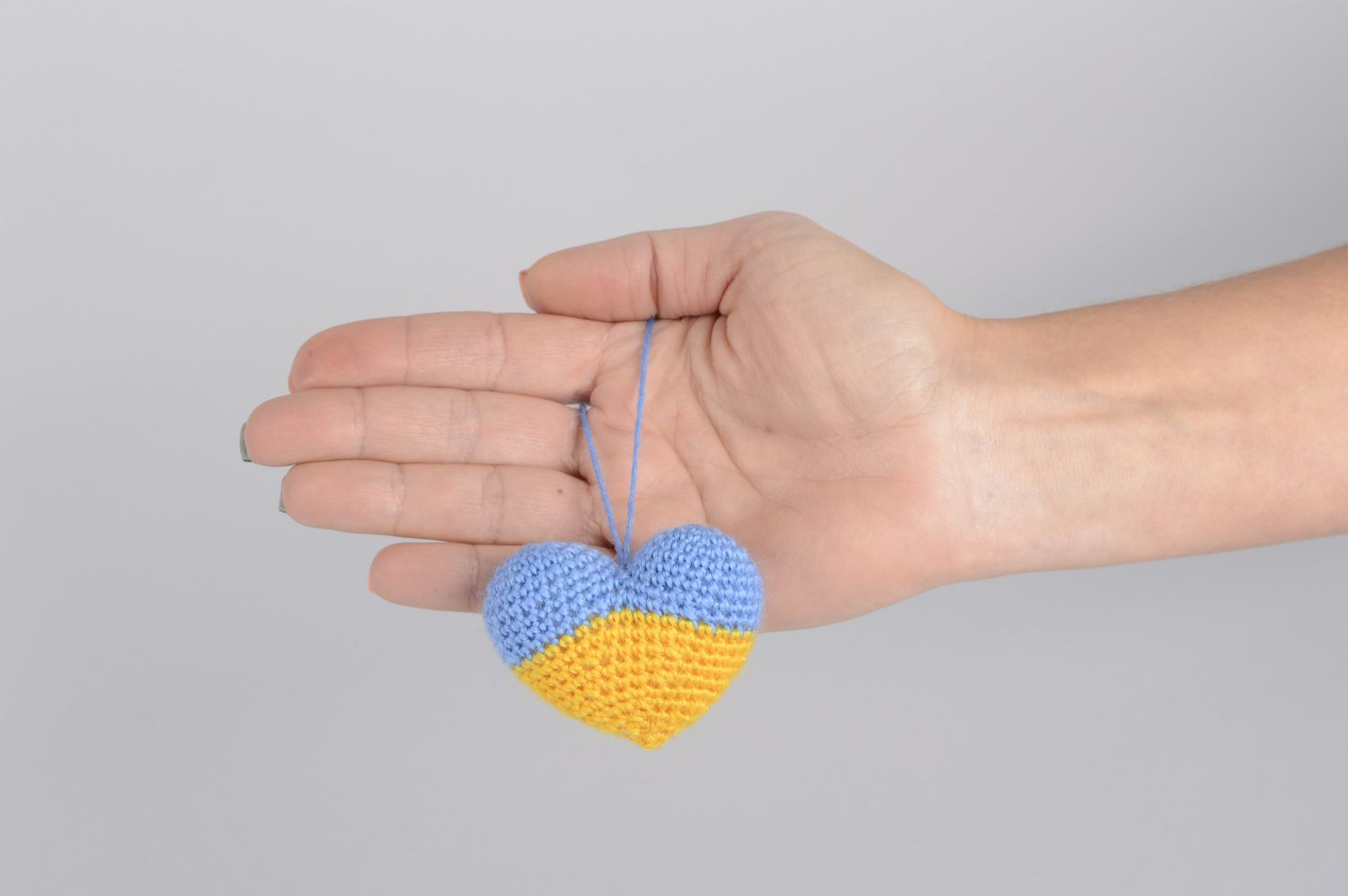 Брелок для ключей ручной работы брелок сердце вязаный брелок желто-голубой фото 4