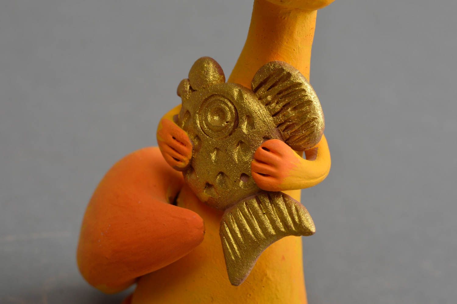 Handmade Statuette aus Ton Fuch mit goldenem Fisch lustig interessant grell foto 5