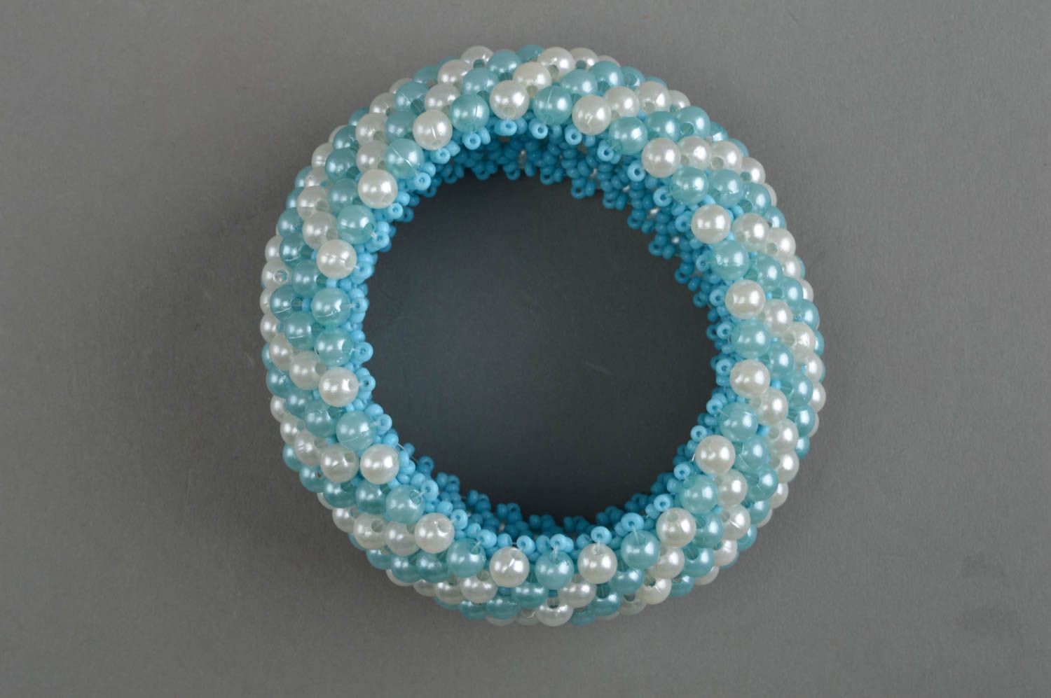 Bracelet en perles de rocaille fait main large blanc bleu design de créateur photo 3