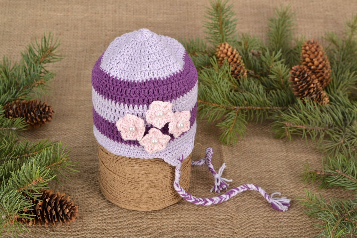 Bonnet pour enfant tricoté en laine fait main décoré de fleurs Couleur lilas photo 1