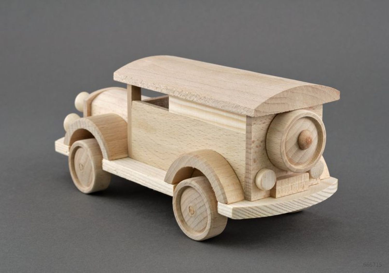Деревянная игрушечная машина