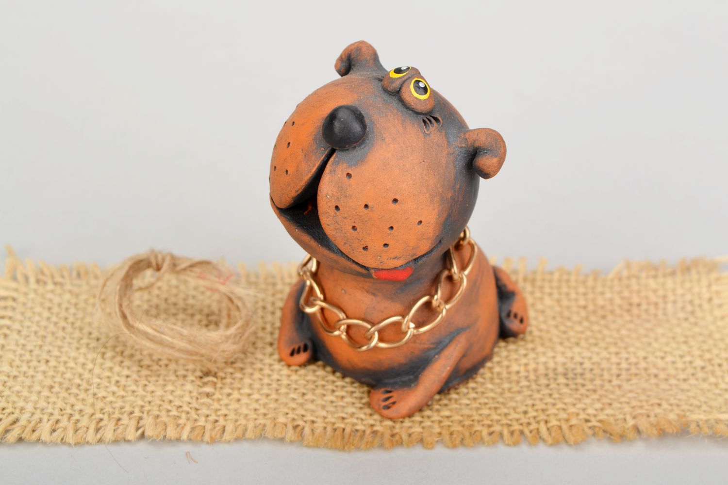 Estatueta artesanal Bulldog de argila natural  foto 1