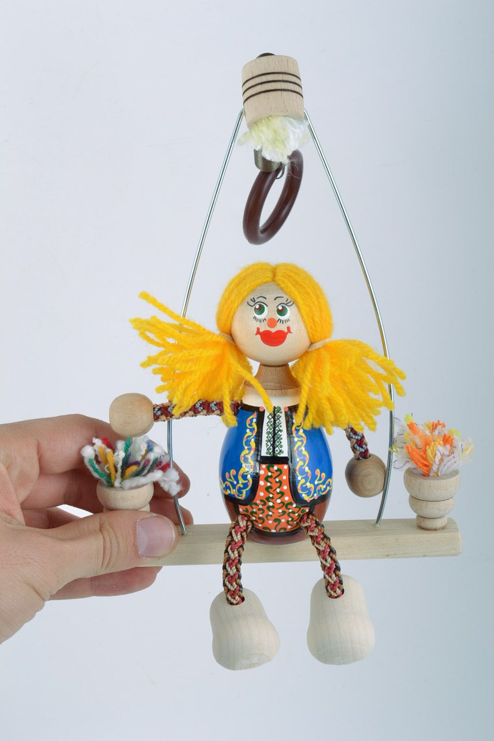 Hanmdade Öko Spielzeug aus Holz Mädchen auf Bank mit Bemalung samt unschädliche Farben foto 2