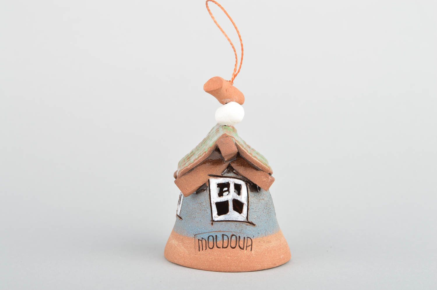 Handmade dekoratives Glöckchen aus Ton mit Glasur bemalt Haus mit grünem Dach foto 2