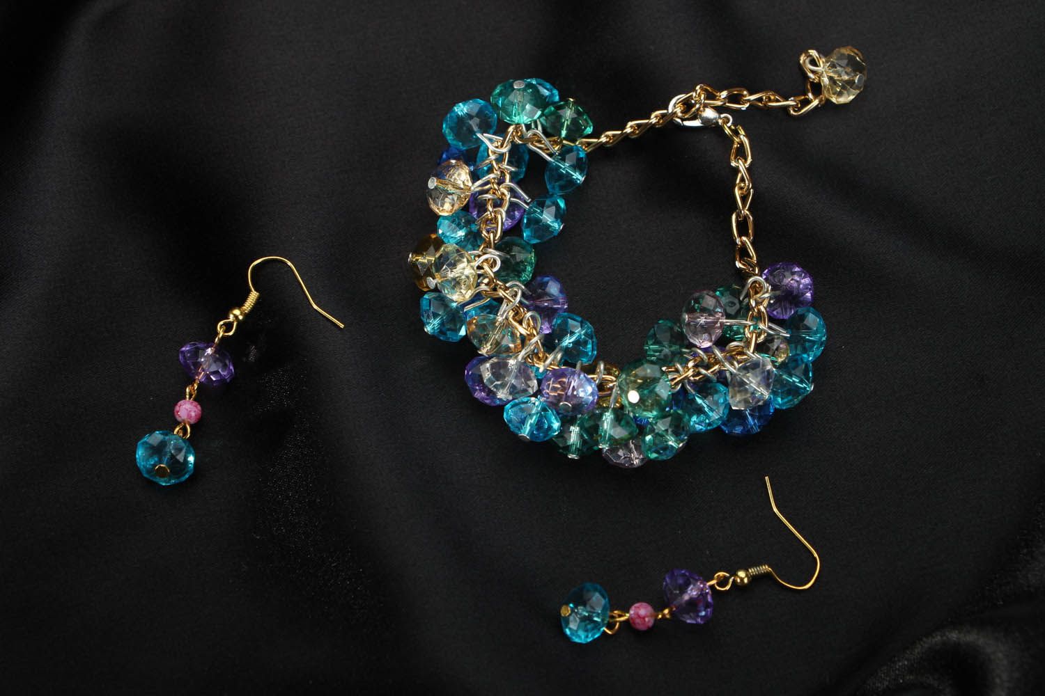 Bracelet and earrings made of transparent beads photo 1