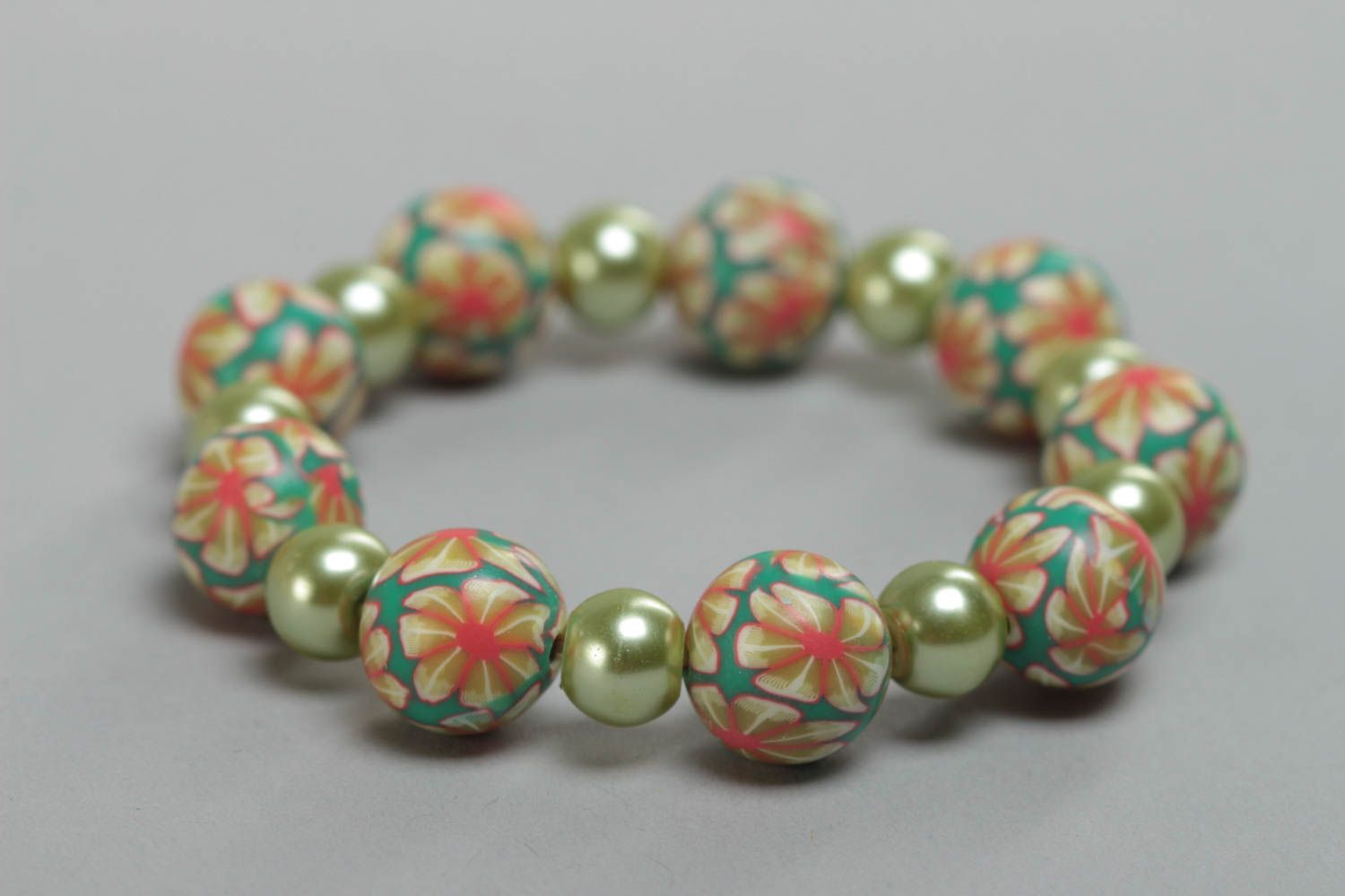 Bracelet en perles plastiques sur élastique pastel à motif floral fait main photo 4