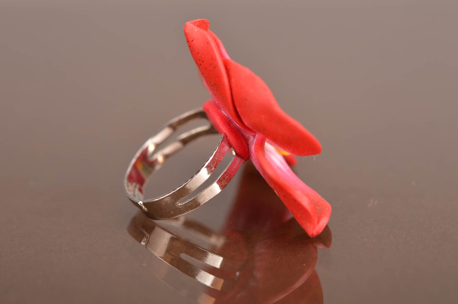 Красное кольцо из полимерной глины ручной работы в виде орхидеи красивое фото 4