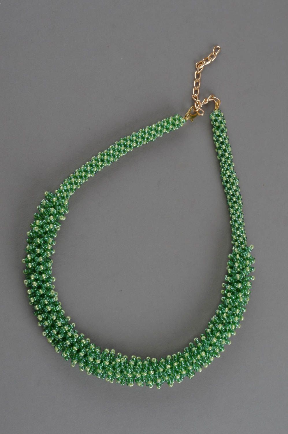 Ожерелье из бисера ручной работы авторское красивое в зеленых тонах стильное фото 3