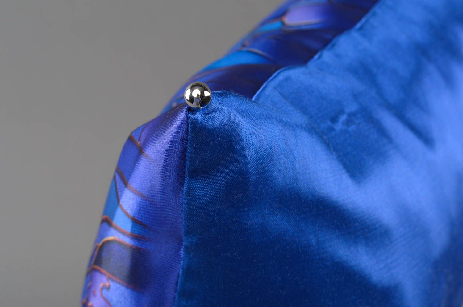 Coussin bleu en satin et soie original décoratif fait main avec image de poisson photo 4