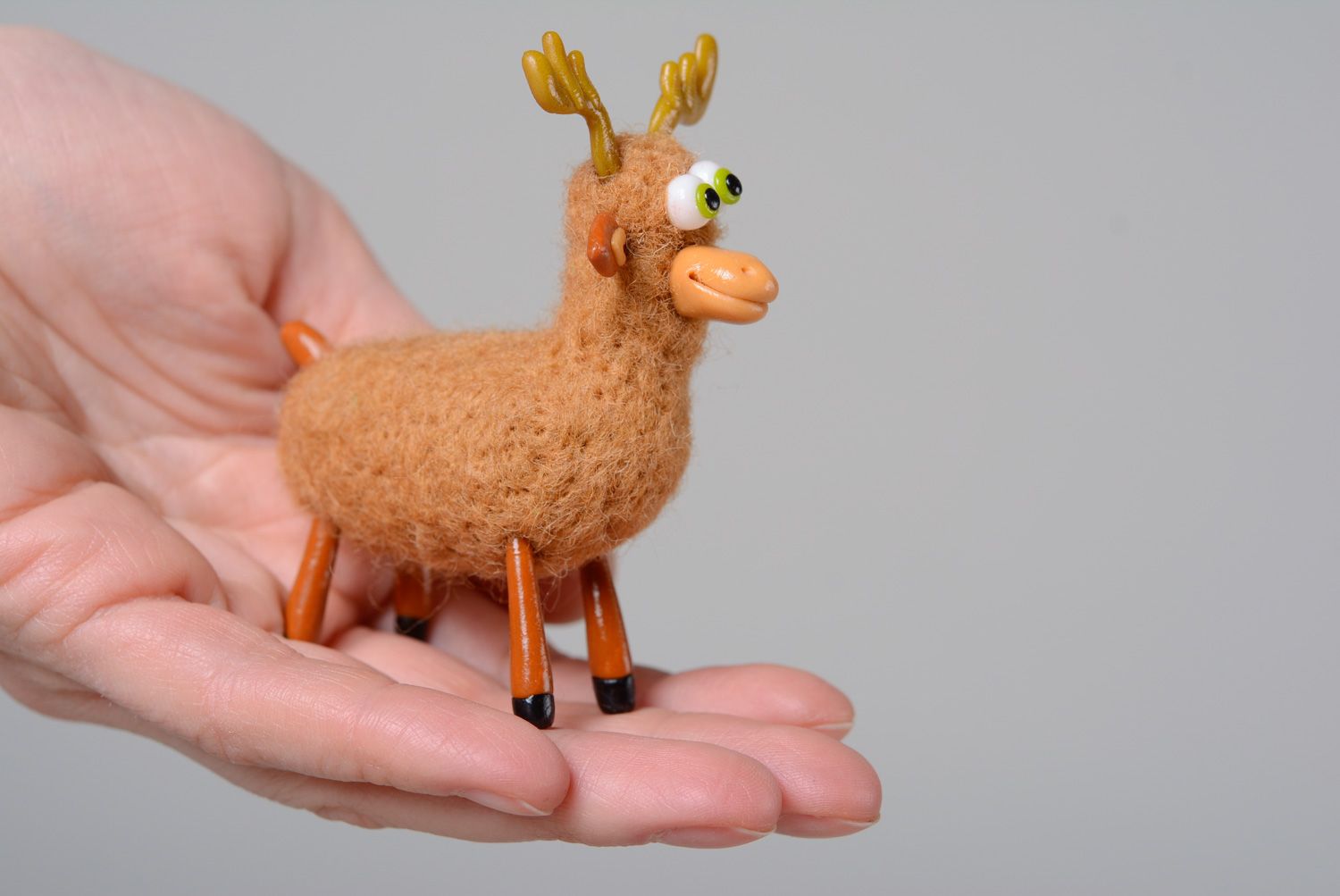 Petit jouet décoratif fait main original en laine technique de feutrage Élan photo 4