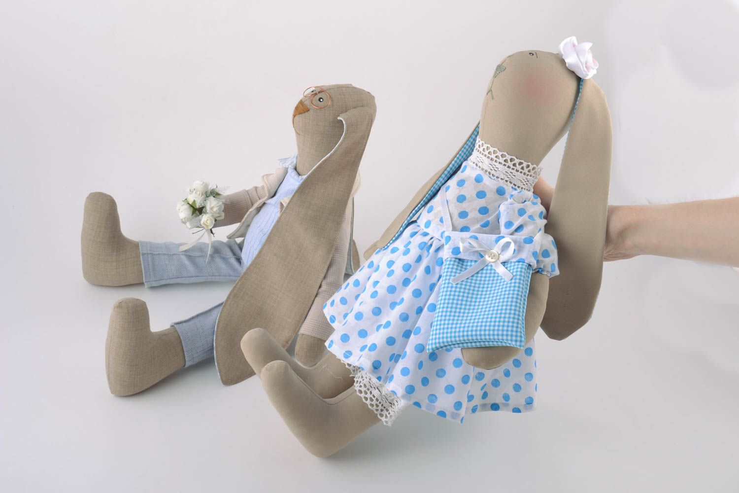 Handgemachte hübsche kuschelige Puppen für Interieur und Kinder Verliebte Hasen  foto 5