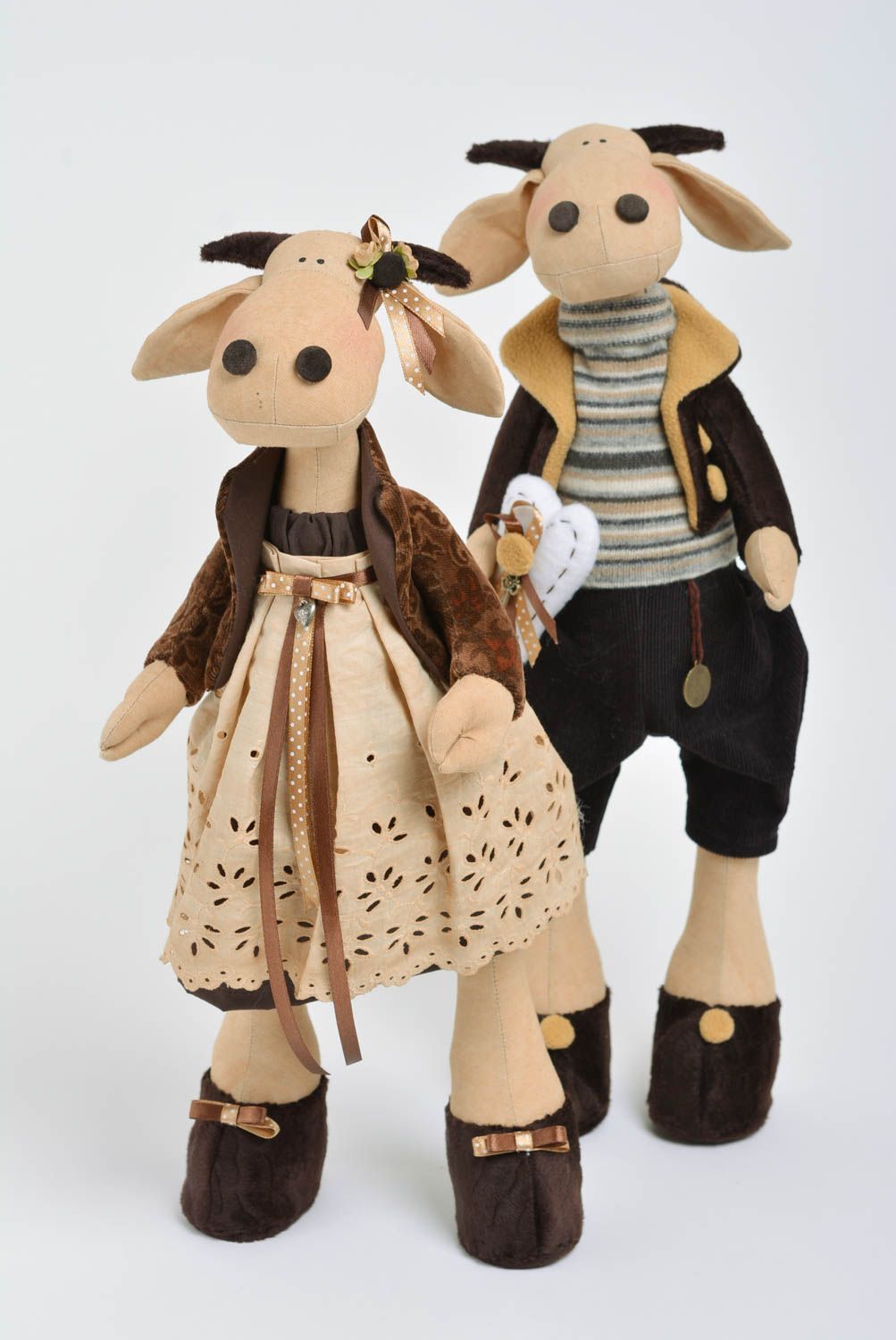 Ensemble de jouets faits main en tissus décoratifs 2 pièces Taureau et Vache photo 1