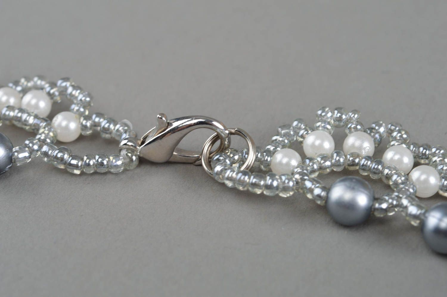 Collier en perles de rocaille et perles fantaisie gris original fait main photo 4