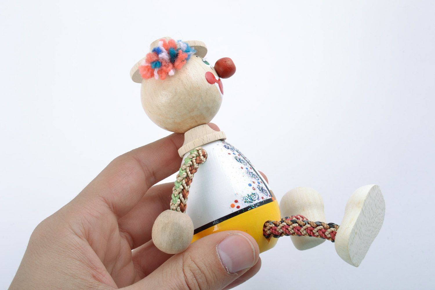 Handgemachtes interessantes Spielzeug aus Holz Clown im Hut mit Bemalung für Kinder foto 2